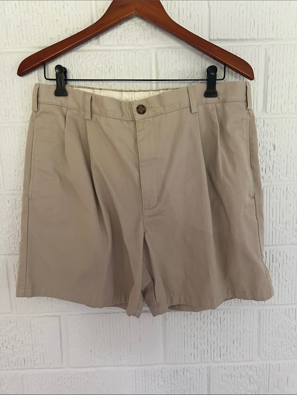 L.L. Bean Men's vintage Classic Pleated Chino Shorts in Khaki 8” inseam